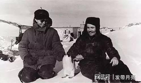 1961年在南极，列昂尼德突然肚子剧痛，他选择拿起刀自行手术 - 2
