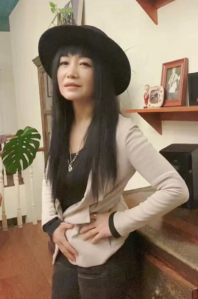 53岁斯琴格日乐现身日本，一头短发素颜发福变化大，晒照手舞足蹈 - 11