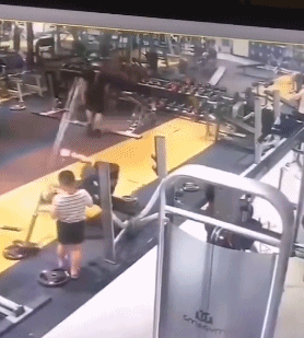 女子在健身房遭男子“误砸”，瞬间倒地不起，网友：健身先健脑 - 11