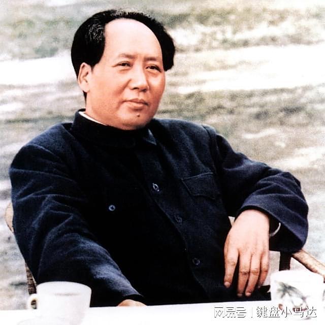 1974年，毛主席指着王洪文，巧向周恩来面授接班人事宜 - 2