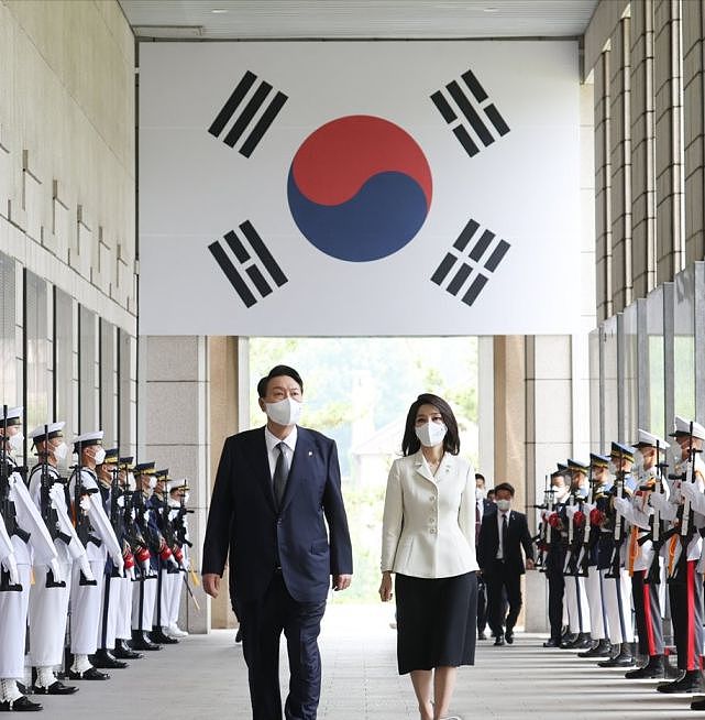 韩总统夫妇终于合体营业！金建希西装配半裙真美，最美夫人太会穿 - 1