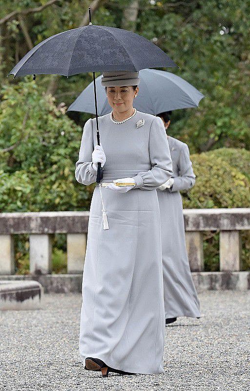 日本皇后气质很优雅， 虽然上了年纪了，穿的成熟却不显老 - 5
