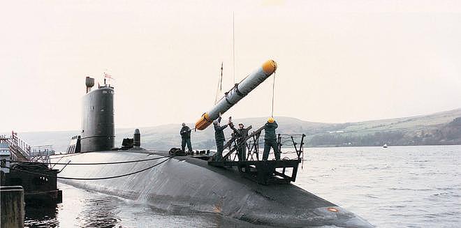 我们海军潜艇如何装填导弹？和西方海军完全是两个思路 - 12