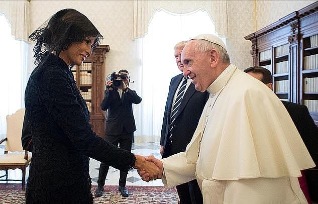 70岁美国第一夫人会见罗马教皇！首次戴头纱亮相好美，仙气十足啊 - 10