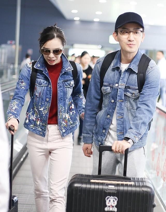 吴敏霞夫妻真不像快40岁的人呢，穿牛仔夹克活力十足，看着挺活泼 - 1