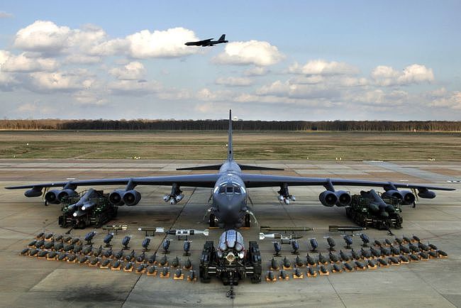 飞行1小时 维修费1200美元 美军B-52轰炸机就是任性 - 1