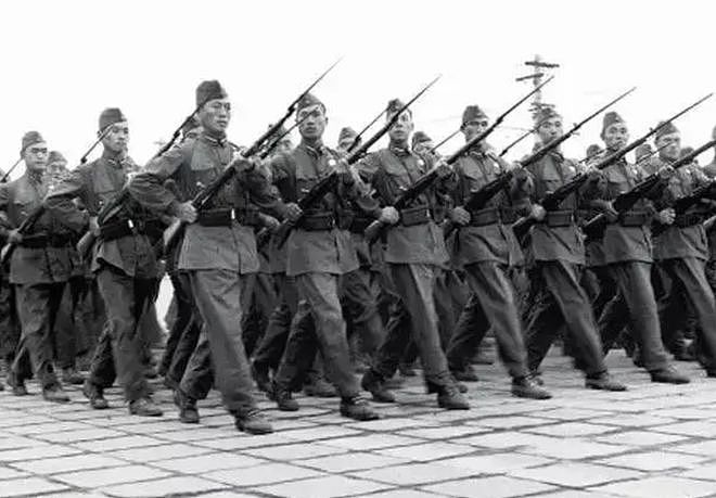 1955年，一名解放军身上的10件单兵装备 - 7