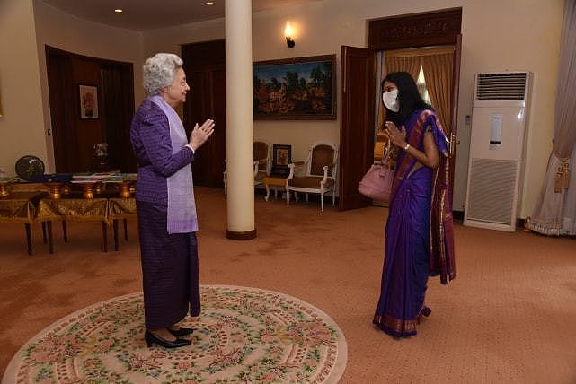 柬埔寨国王剃光头也很帅！85岁太后的穿搭真高级，白衣搭紫裙贼美 - 9