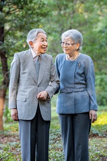 日本美智子上皇后87岁生日！和明仁上皇恩爱亮相，一身蓝色真优雅 - 3