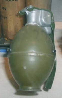 它是一款美国制造的破片式手榴弹 由美国军方开发而成 - 2
