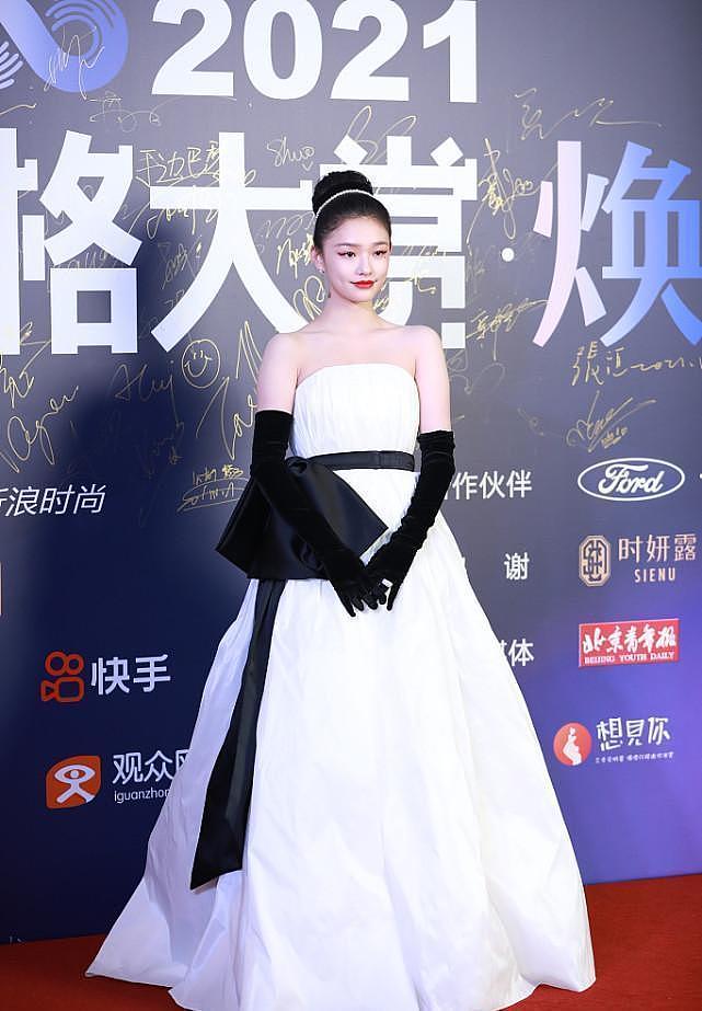 林允挺适合清高的公主造型，一身洁白的裙子配黑手套，像中国赫本 - 2