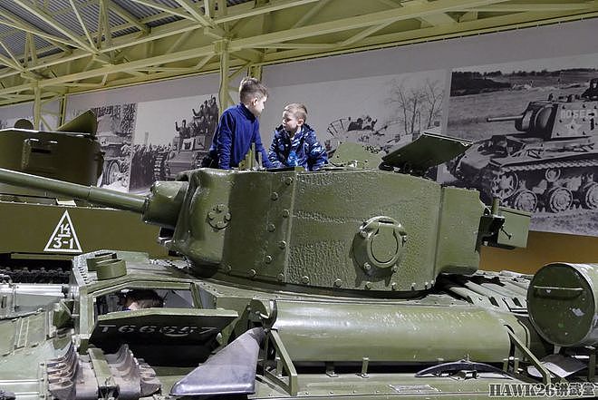 别人家的博物馆 庆祝“祖国保卫者日”熊孩子登上古董坦克撒欢儿 - 2