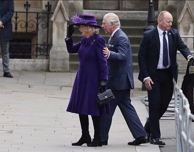 74岁卡米拉风头十足！穿碎花裙似老奶奶，紫色大衣反衬出王后风范 - 16