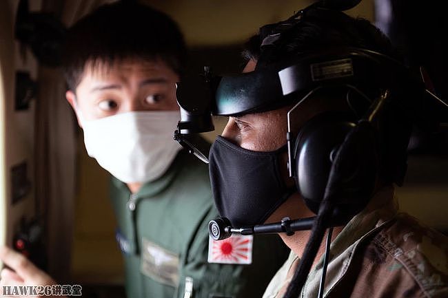美澳军人参观日本US-2水上飞机 驾驶舱内部曝光 机组装备很特别 - 6