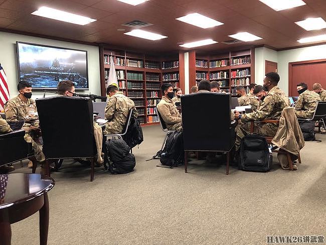 西点博物馆历史教学课 美军学员如何了解越战 武器装备摆满一桌 - 2