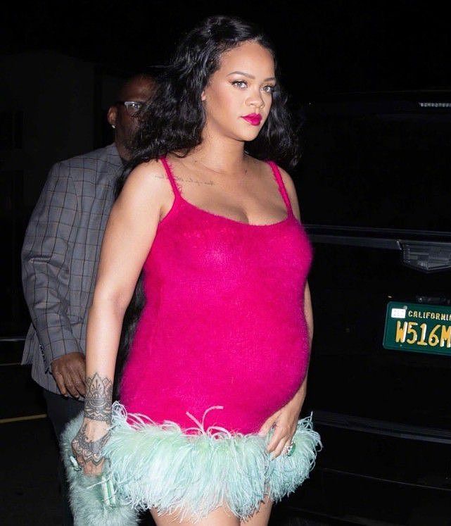孕妈蕾哈娜太敢穿！穿桃红色吊带裙像个球，8个月孕肚勒着不难受 - 9