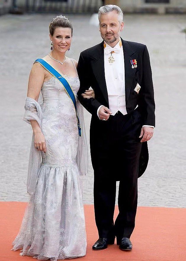 挪威公主时隔2年首晒母女合照！穿毛衣胖得明显，黑人男友站C位 - 2