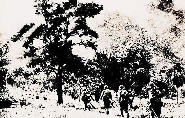 1938年，一队日军在小山村扫荡，日本兵写下了残忍的一幕 - 4