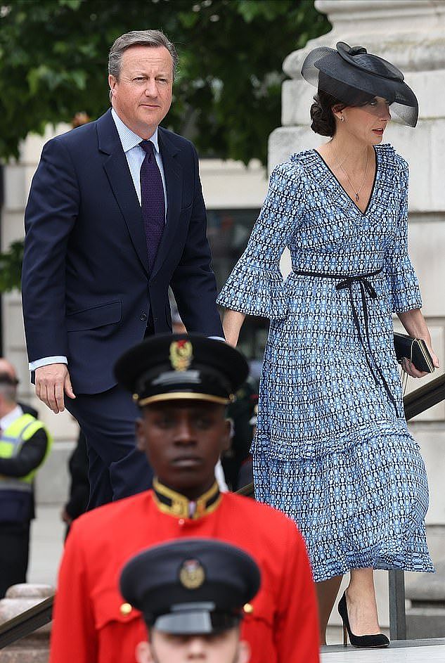 6任英国首相齐聚王室典礼！梅姨罕见穿裙好惊艳，不输第一夫人们 - 10