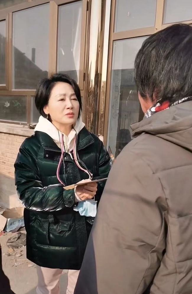 59岁戏骨王姬现身北京街头散步，不戴口罩无人识，首回应整容传闻 - 13