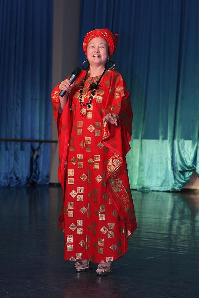 朱明瑛的老艺术家气质真浓，穿红色印花蝙蝠裙，看着个性挺活泼的 - 10