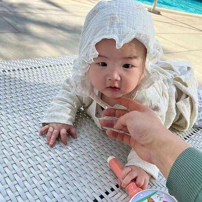 朱珠女儿6个月就学游泳，握拨浪鼓萌态十足，戴蕾丝帽精致似公主 - 2