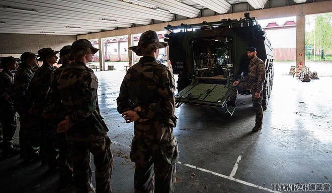 法国第35步兵团训练预备役士兵 操作VBCI步兵战车 安全放在首位 - 9