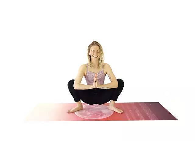瑜伽蹲式：就这1个动作，每天5分钟，补充气血，改善全身柔韧性 - 2