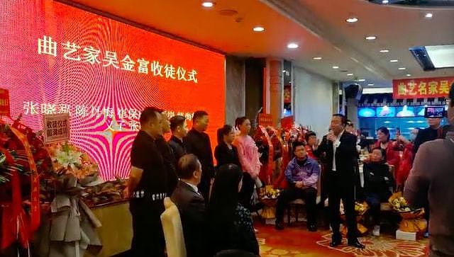65岁曲艺名家收徒阵仗大，众多相声大师到场祝贺，姜昆现身获追捧 - 3