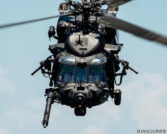 美军“特种部队周”能力展示活动 MH-6直升机配备摆臂式机枪架 - 14