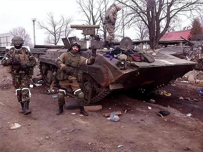 刚炫耀完就结束了：美援乌军装备刚露面，就被俄军摧毁 - 6