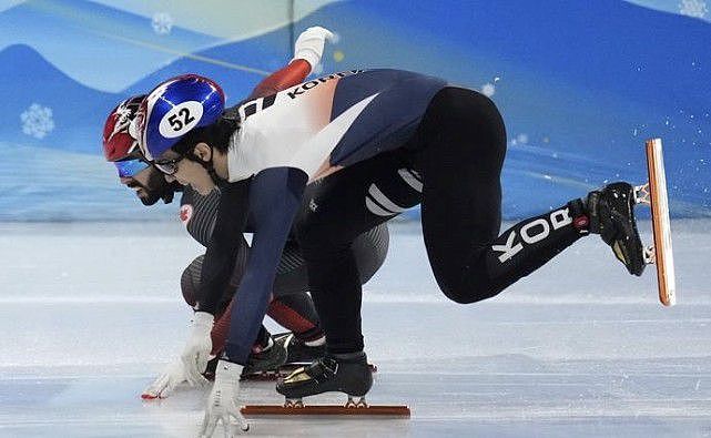 太危险！韩国速滑女将摔倒，冰刀直撞对手身上！网友：黄大宪附体 - 6