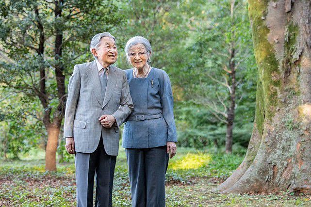 日本美智子上皇后87岁生日！和明仁上皇恩爱亮相，一身蓝色真优雅 - 1