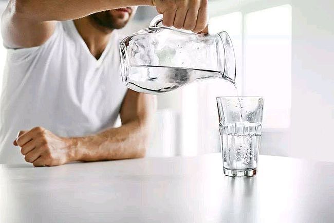 有些男人一喝水就尿多，为什么？男人尿频尿急，2招或可改善 - 1