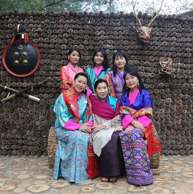 63岁不丹王母以新发型亮相及耳波波头露巴掌大脸，蓝红配好庸俗 - 8