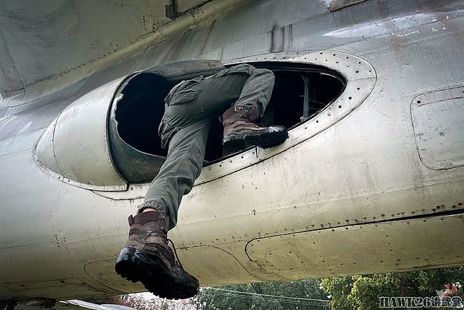 钻进图-16轰炸机 乌克兰博主冒险进入纪念碑 探索神秘的内部结构 - 10