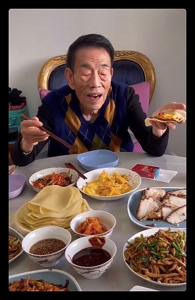 90岁杨少华宅家过年，一块肉要夹3次动作颤颤巍巍，桌上香烟瞩目 - 6