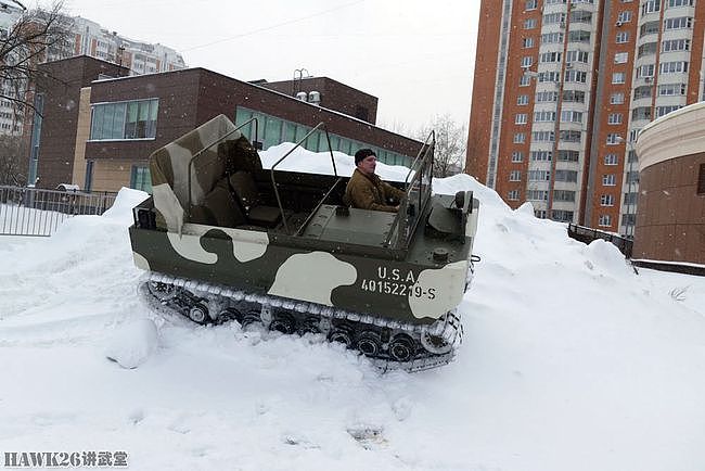 在雪地上撒点野：俄罗斯一博物馆开出古董运输车 拉着孩子们兜风 - 9