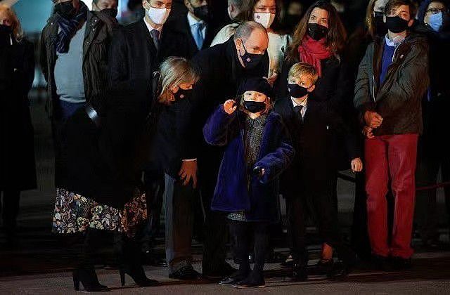摩纳哥亲王出席冬奥会！裹羽绒服难得朴素，7岁的龙凤胎儿女超萌 - 7