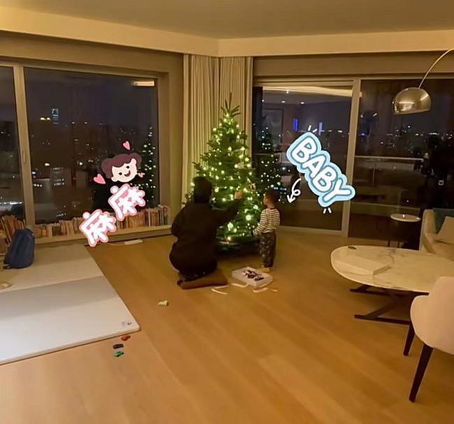 奚梦瑶产后陪儿子装饰圣诞树，两个保姆一起帮忙，超大客厅好敞亮 - 4