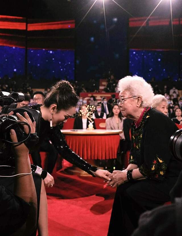 93岁田华北影节悼念去世演员，巩俐感动落泪，两人同框握手显温馨 - 13
