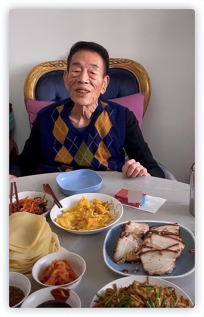 90岁杨少华晚年仍拼酒肉！参加聚会满桌鱼肉，全程端盘夹肉吃不停 - 5