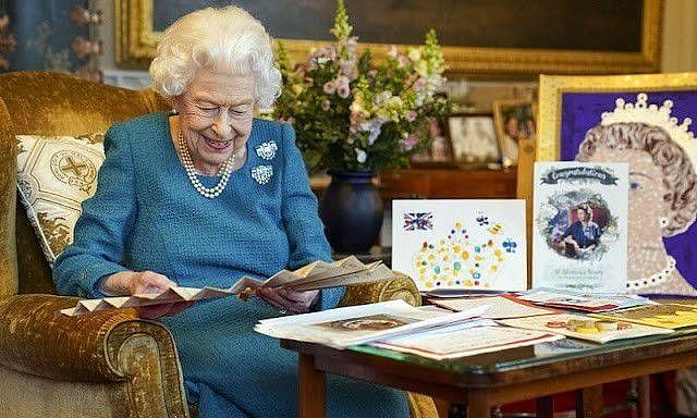 英国女王闪耀亮相茶话会！光腿穿蓝裙超迷人，脸上的皱纹太真实了 - 12