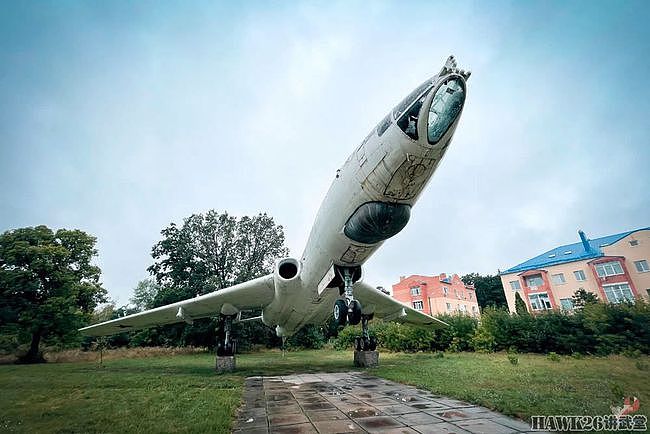 钻进图-16轰炸机 乌克兰博主冒险进入纪念碑 探索神秘的内部结构 - 1