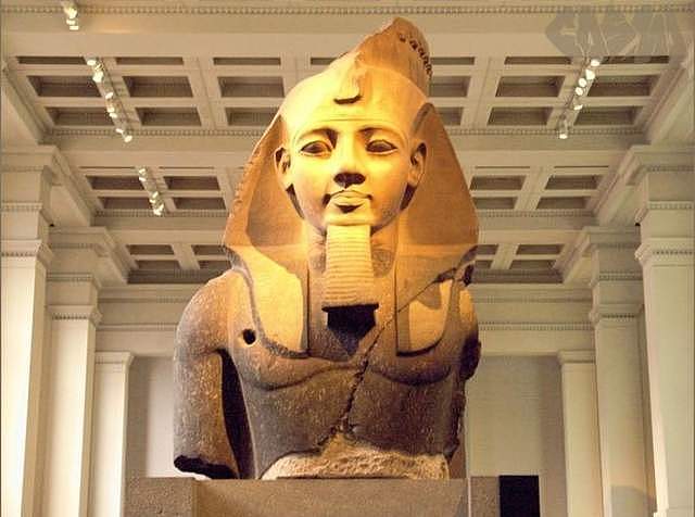 一尊半身像，尽显这位埃及法老的威严，难怪雪莱说他是万王之王 - 7