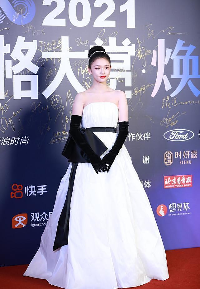 林允挺适合清高的公主造型，一身洁白的裙子配黑手套，像中国赫本 - 6