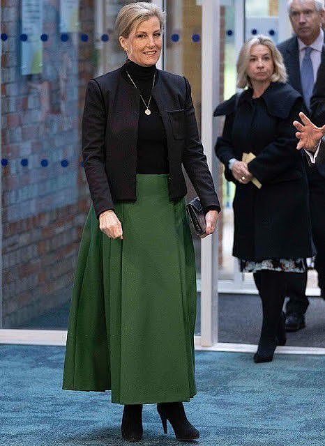 英女王57岁小儿媳久违亮相！墨绿半裙裹身好优雅，继承女王的气场 - 10