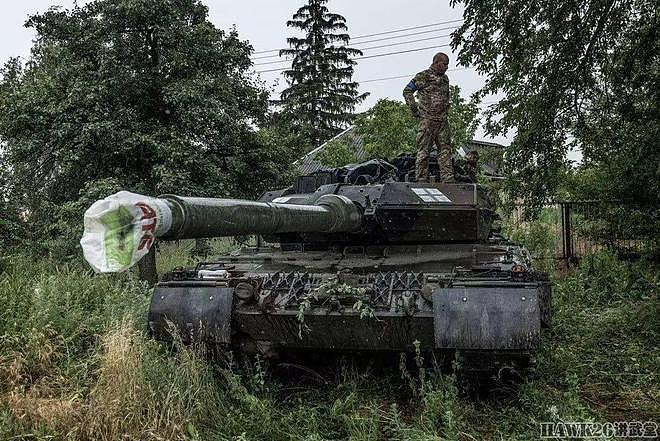 集腋成裘：航母机库顶上的副油箱 躲在树林中的乌克兰豹2A6坦克 - 10