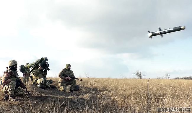 乌克兰试射“标枪”反坦克导弹 靶标配顶部装甲 模拟俄军新装备 - 8