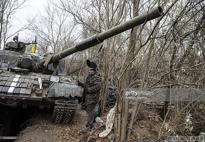 乌克兰军队抢修受损坦克 T-72加装屏蔽装甲 年迈车组留在一线战斗 - 2